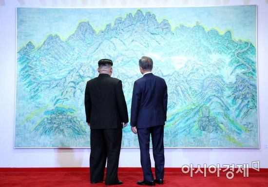 문재인 대통령과 김정은 국무위원장이 담소를 나누고 있다. /한국공동사진기자단