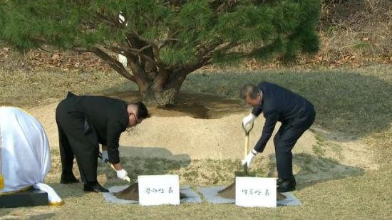 27일 남북정상회담 오후 첫 일정으로 문재인 대통령과 김정은 북한 국무위원장이 함께 소나무를 식수했다.(사진=YTN 뉴스 캡쳐)