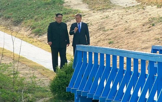 지난 4월 27일 문재인 대통령과 김정은 북한 국무위원장이 판문점 내 '도보다리'를 산책하며 대화 하고 있다.<이미지출처:연합뉴스TV>