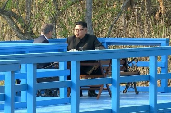문재인 대통령과 김정은 북한 국무위원장이 27일 오후 판문점 내 '도보다리'에서 단독회담을 하고 있다.(사진=연합뉴스)
