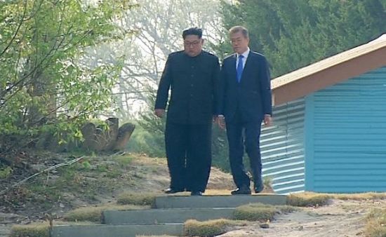 문재인 대통령·김정은 위원장, 소나무 공동 식수 이후 도보다리 산책