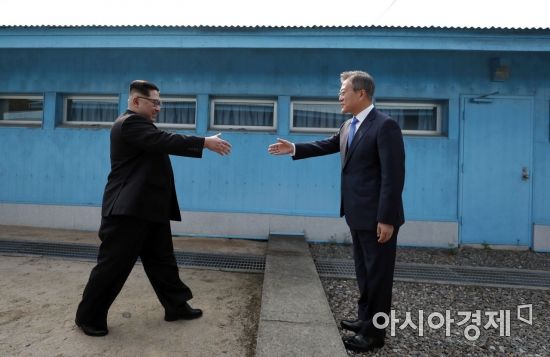 [포토]문재인 대통령과 김정은 국무위원장 첫 만남 