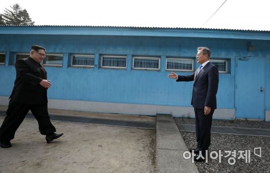 [포토]군사분계선에서 김정은 국무위원장 반기는 문재인 대통령