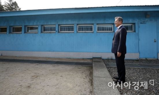 [포토]군사분계선에서 김정은 기다리는 문재인 대통령