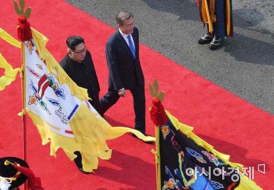 [포토]사열하는 문재인 대통령과 북한 김정은 국무위원장