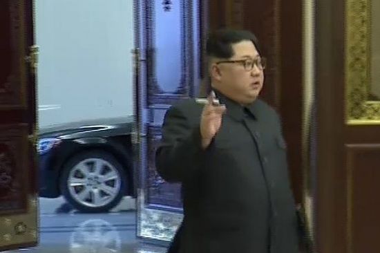 지난해 12월, 제8차 군수공업대회에 참석하며 담배를 들고 입장하는 김정은 북한 국무위원장 모습. 올해부터 김 위원자의 흡연모습은 대외적으로 공개되지 않고 있다.(사진=연합뉴스)