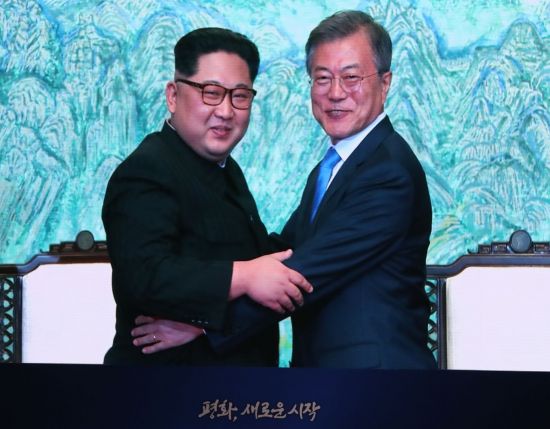 문재인 대통령(오른쪽)과 김정은 북한 국무위원장