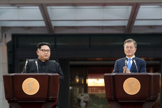 문재인 대통령과 김정은 국무위원장이 27일 오후 판문점 평화의 집 앞에서 판문점 선언을 발표하고 있다.
사진=판문점공동취재단