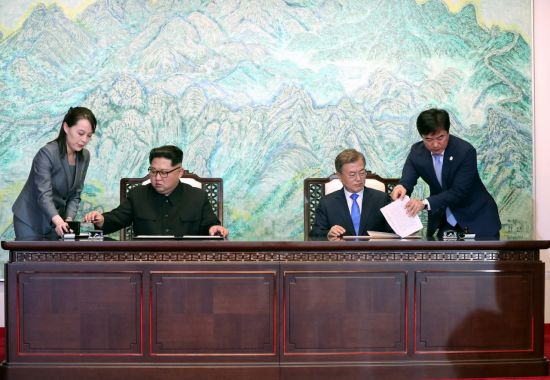 문재인 대통령과 김정은 국무위원장이 27일 오후 판문점 평화의 집에서 '판문점 선언문'에서 서명하고 있다.
사진=판문점 공동취재단