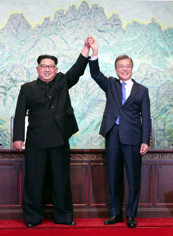 문재인 대통령과 김정은 국무위원장이 27일 오후 판문점에서 '판문점 선언문'에 서명한 뒤 맞잡은 손을 들어 올리고 있다.
사진=판문점공동취재단