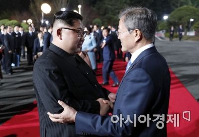 문재인 대통령이 27일 오후 판문점 평화의 집 앞에서 에서 열린 환송 공연이 끝난 뒤 떠나는 김정은 북한 국무위원장을 배웅하고 있다.