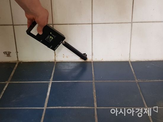 제로 이번 사건 역시 의문의 블루투스 연결 시도가 발견되면서 범행이 드러났다. 따라서 집을 비롯해 숙박하는 장소에서 알 수 없는 장치가 탐지될 경우 즉시 확인해야 한다. 다만 자동 연결 기능을 해제하는 한편 필요시 탐지 앱이나 장비를 활용하는 것도 몰래카메라 범죄를 막는 방안이 될 수 있다. 아시아경제