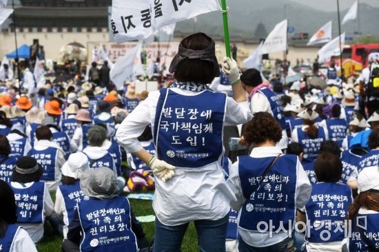 전국장애인부모연대 관계자들이 30일 서울 종로구 광화문 북측광장에서 집회를 열고 발달장애인과 가족의 권리 보장 및 발달장애 국가책임제 도입을 촉구하고 있다. /문호남 기자 munonam@