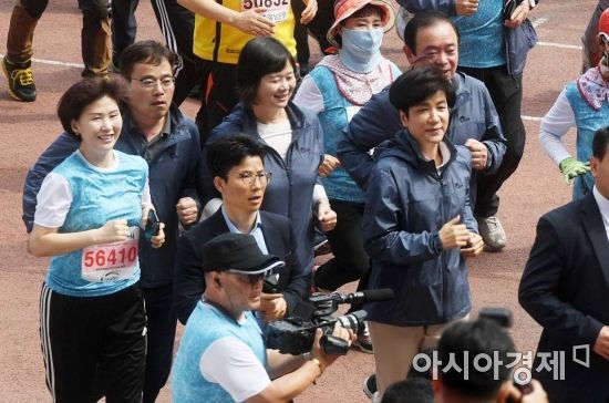 [포토]노동절 마라톤대회 참가한 김영주 장관과 이정미 대표