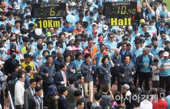 [포토]노동절 마라톤대회 참가한 정세균·추미애·김영주·이정미