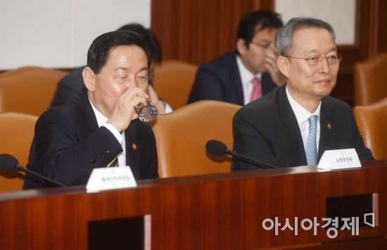 [포토]회의 참석한 김상곤 부총리와 백운규 장관