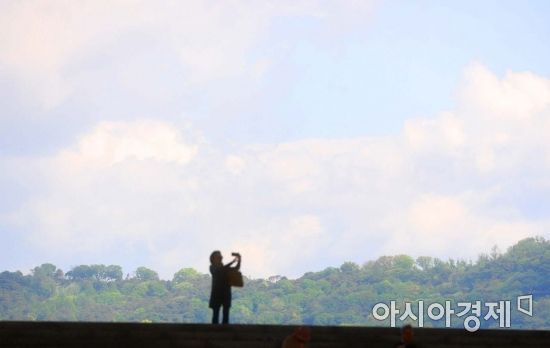 [포토]미세먼지 없는 맑은 하늘 아래서