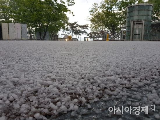 서울 곳곳 난데없는 지름 1~2cm 대형 '우박'…"더워진 날씨 때문"