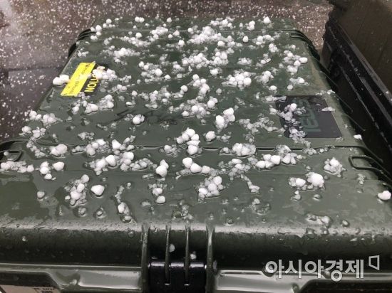 [영상]천둥번개와 함께 떨어진 '우박'의 습격, 초여름 날씨가 원인?  