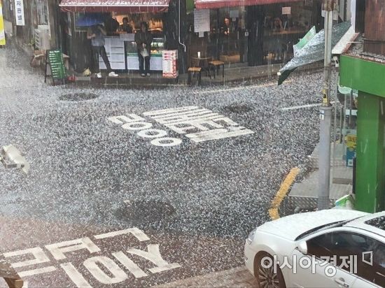 [영상]천둥번개와 함께 떨어진 '우박'의 습격, 초여름 날씨가 원인?  