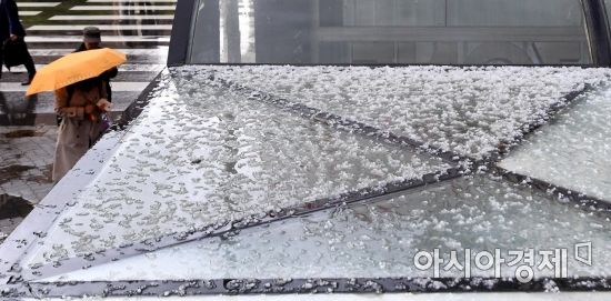 서울 지역에 천둥번개를 동반한 우박이 쏟아진 3일 서울 여의도의 한 상가 인근에 우박이 쌓여있다./김현민 기자 kimhyun81@