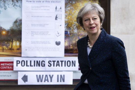 3일(현지시간) 지방선거 투표를 위해 런던 감리교 센트럴홀에 도착한 테리사 메이 영국 총리 [이미지출처=EPA연합뉴스]