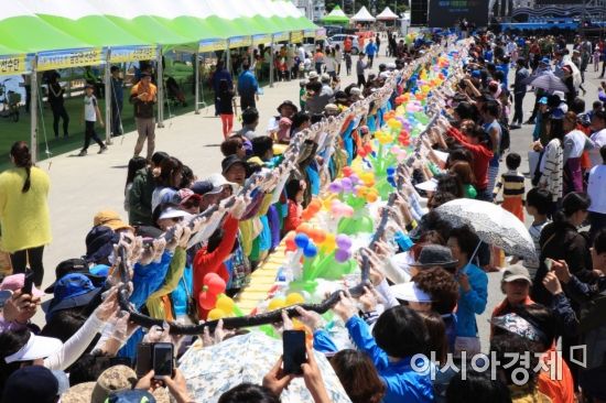 지난해 완도 장보고 수산물축제에서 219m 해조류 김밥을 만들고 있다.(사진제공=완도군)