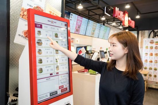 인건비에 뿔난 가맹점주 "알바 3명 몫 거뜬 '무인주문기' 도입해달라"