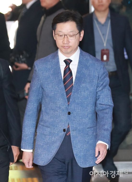 김경수 전 더불어민주당 의원이 4일 서울 종로구 서울지방경찰청에서 댓글 여론조작으로 재판을 받고 있는 '드루킹' 김동원 씨와의 관계 등 각종 의혹에 대해 조사 받기 위해 참고인 신분으로 출석하고 있다./강진형 기자aymsdream@