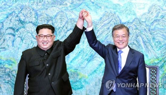 지난 2018년 4월 27일 문재인 대통령과 김정은 국무위원장이 판문점에서 '판문점 선언문'에 서명한 뒤 맞잡은 손을 높이 들고 있는 모습이다./사진=연합뉴스