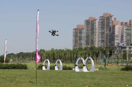 한강드론공원에서 드론을 날리는 모습 (사진=서울시 제공)