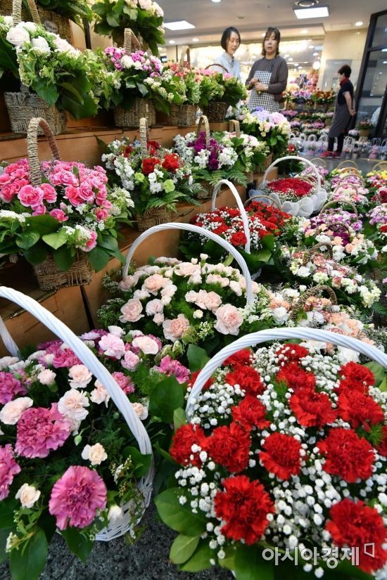 어버이날을 하루 앞둔 7일 서울 강남고속버스터미널 지하상가 꽃시장을 찾은 시민들이 카네이션을 고르고 있다/사진=아시아경제 DB
