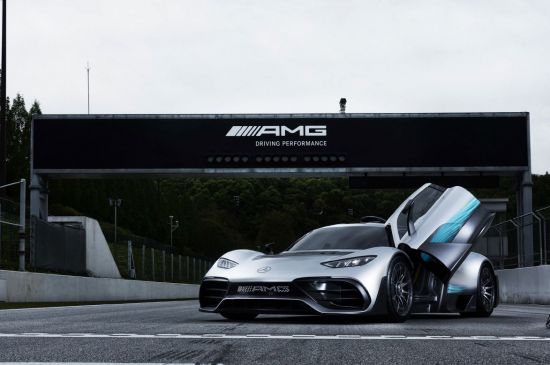메르세데스 벤츠의 고성능 브랜드 AMG의 전세계 최초 레이싱 트랙 'AMG 스피드웨이'에서 공개된 AMG의 설립 50주년 기념 차종 메르세데스-AMG 프로젝트 원.