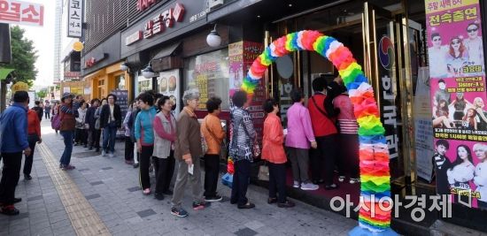 [포토] 나이트클럽으로 들어서는 어르신들