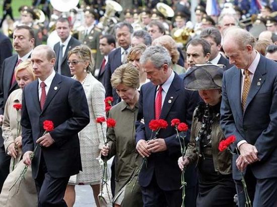 유럽에선 왜 5월8일 '참전용사'들한테 카네이션을 선물할까?