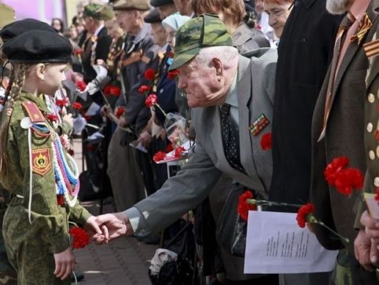 유럽에선 왜 5월8일 '참전용사'들한테 카네이션을 선물할까?