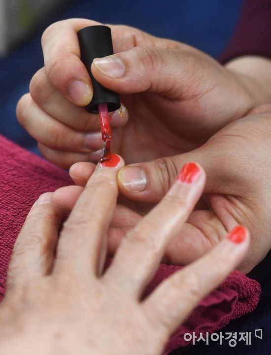 [포토]주름진 어머니 손에