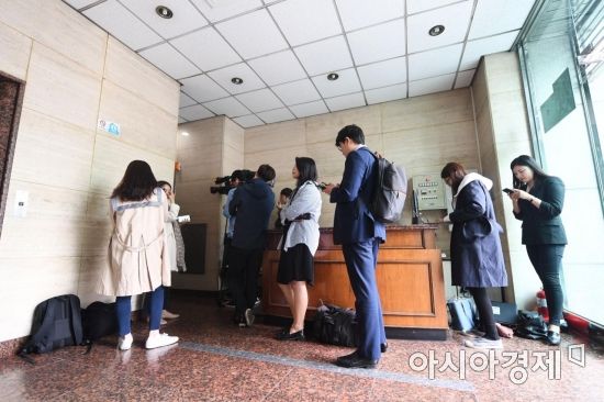 [포토]집단 패혈증 발병 강남 피부과 앞 취재진