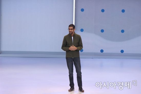 순다 피차이 구글 CEO가 8일(현지시간) 진행된 I/O 2018에서 기조연설을 하고 있다. (사진=구글 공동 취재단)