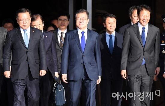 문재인 대통령(가운데)이 일본 도쿄에서 열리는 한일중 정상회의에 참석하기 위해 9일 경기도 성남 서울공항에서 환송 인사들과 함께 출발하는 전용기로 향하고 있다./성남=김현민 기자 kimhyun81@