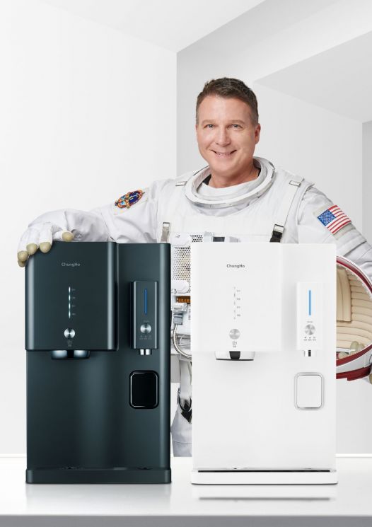 청호나이스 광고모델인 테리 버츠 전 미국항공우주국(NASA) 우주비행사가 하이브리드 얼음정수기 '도도' 제품과 함께 기념촬영을 하고 있다.