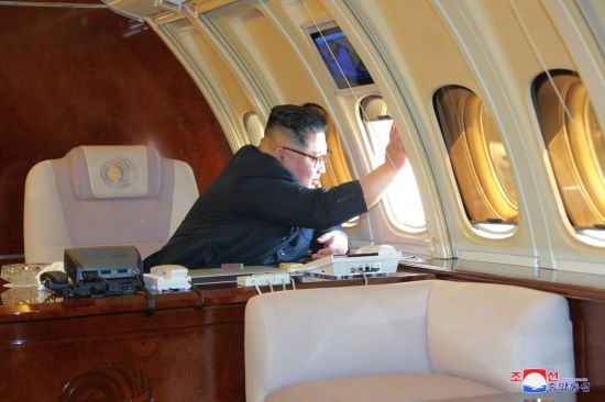 김정은 북한 국무위원장이 지난 7일부터 이틀간 중국 다롄(大連)에서 시진핑(習近平) 중국 국가주석과 회담한 뒤 전용기를 타고 출발하고 있다(사진=연합뉴스).