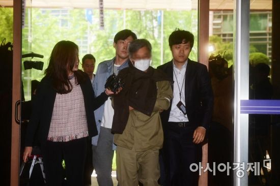 '드루킹' 김동원 씨가 11일 서울 종로구 내자동 서울지방경찰청 사이버수사대로 압송되고 있다. 경찰은 김 씨를 상대로 '매크로 프로그램' 등을 이용해 댓글 여론조작을 벌였는지 등을 집중 추궁할 예정이다. /문호남 기자 munonam@