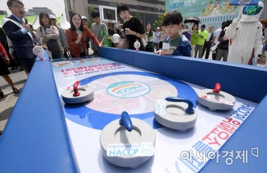 [포토] 안전한 먹거리 홍보를 위한 컬링 이벤트