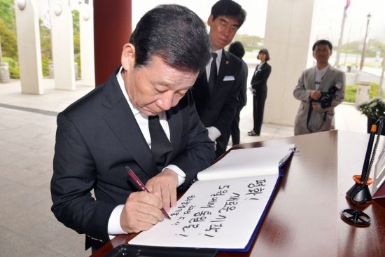 [포토]윤장현 광주시장, 국립5·18민주묘지 참배