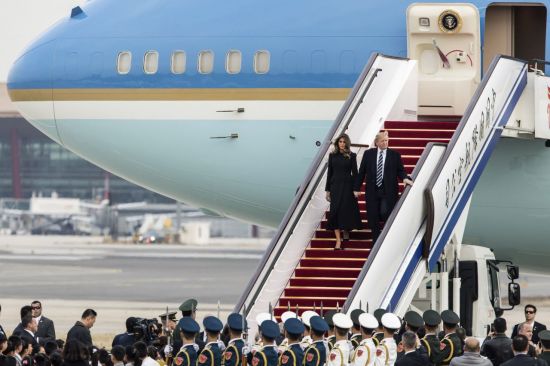 지난해 11월 8일(현지시간) 중국 베이징(北京) 서우두(首都)공항에 도착한 ‘에어포스원’에서 도널드 트럼프 미국 대통령 내외가 내리고 있다(사진=블룸버그뉴스).