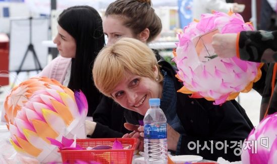 文대통령 "연등회, 유네스코 인류무형유산 등재 자랑스러워"