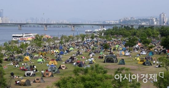 전국이 대체로 맑은 날씨를 보인 13일 서울 여의도 한강시민공원을 찾은 시민들이 휴일 오후를 즐기고 있다. 이날 한강 둔치 시민공원은 캠핑장을 방불케하며 그늘막 텐트로 가득 찼다./김현민 기자 kimhyun81@