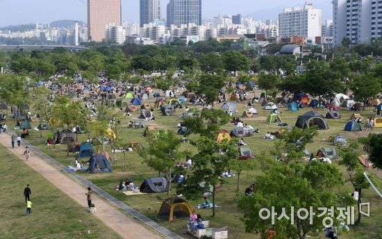 전국이 대체로 맑은 날씨를 보인 13일 서울 여의도 한강시민공원을 찾은 시민들이 휴일 오후를 즐기고 있다. 이날 한강 둔치 시민공원은 캠핑장을 방불케하며 그늘막 텐트로 가득 찼다./김현민 기자 kimhyun81@