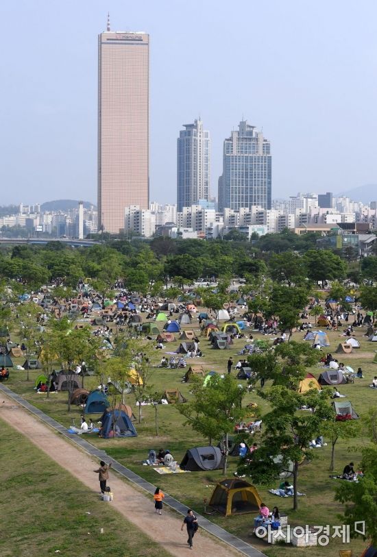 전국이 대체로 맑은 날씨를 보인 13일 서울 여의도 한강시민공원을 찾은 시민들이 휴일 오후를 즐기고 있다. 이날 한강 둔치 시민공원은 캠핑장을 방불케하며 그늘막 텐트로 가득 찼다./김현민 기자 kimhyun81@